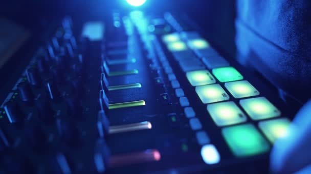 Profesjonalny DJ gra Beat Sampler z kolorowymi bębnami i próbkami w studio — Wideo stockowe
