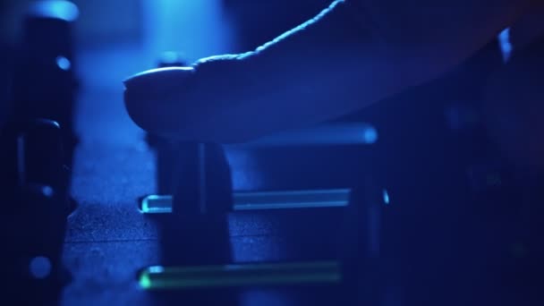 DJ profissional joga bater Sampler com almofadas de tambor de cor e amostras no estúdio — Vídeo de Stock