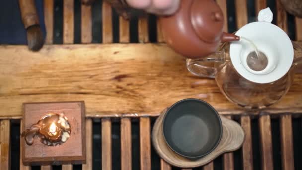 Tabla tradicional de té para la ceremonia del té a la luz de las velas Iluminación de día suave — Vídeos de Stock