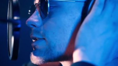 Erkek Rap Şarkıcısı Mikrofonda Hip Hop Söylüyor. Kayıt Stüdyosunda Yaradılış Şarkısı