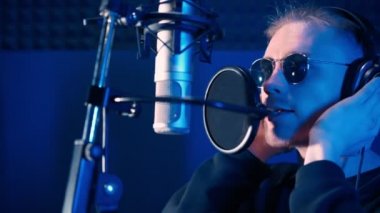 Erkek Rap Şarkıcısı Mikrofonda Hip Hop Söylüyor. Kayıt Stüdyosunda Yaradılış Şarkısı