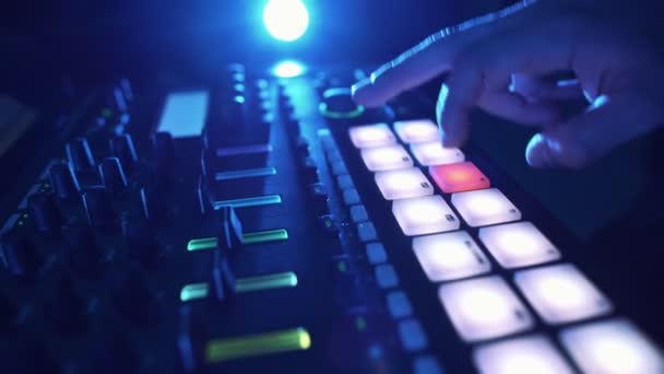 Profesionální DJ hraje Beat Sampler s barevnými bubnové desky a vzorky ve studiu — Stock video