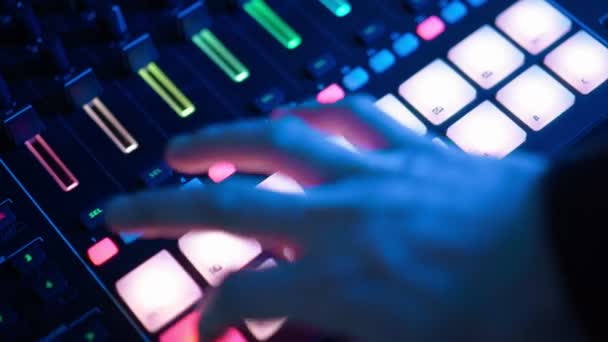 Професійні DJ Players Beat Spler з кольоровими барабанними прокладками та зразками в студії — стокове відео