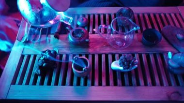 Neon Lighting 'den geleneksel çay yapma seremonisi.