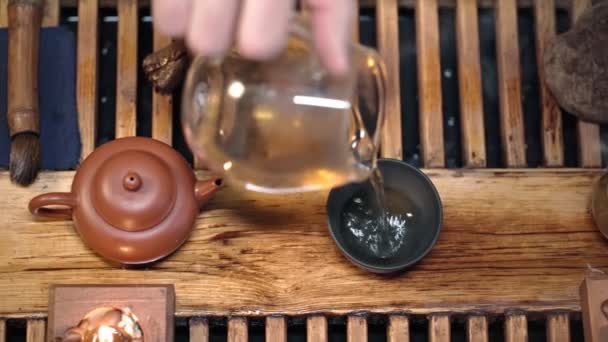 Tabla tradicional de té para la ceremonia del té a la luz de las velas Iluminación de día suave — Vídeo de stock