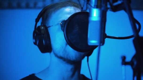 Homme Rap Singer chante Hip Hop dans Microphone. Chanson de création dans le studio d'enregistrement — Video