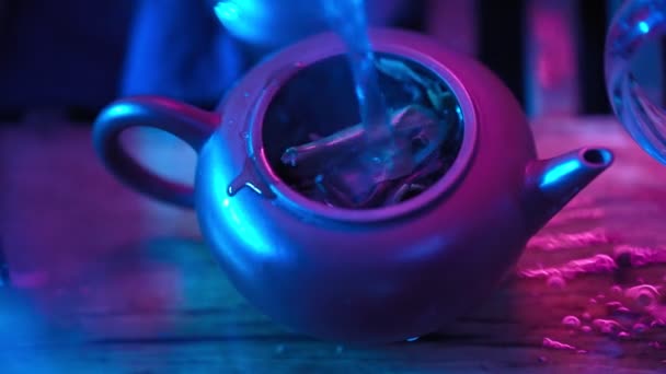 Tradiční výroba čaje na palubě pro čajový obřad neonovým osvětlením. — Stock video