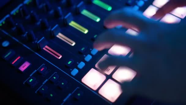 DJ profesional toca Beat Sampler con almohadillas de tambor de color y muestras en Studio — Vídeo de stock