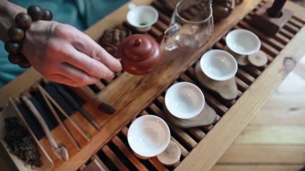 Fabricación tradicional de té a bordo para la ceremonia del té Iluminación de día suave con velas — Vídeos de Stock