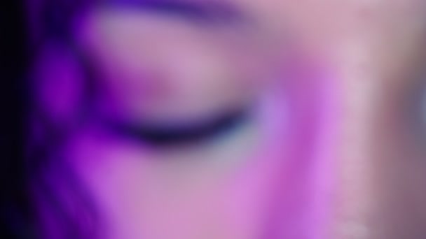 Экстремальный крупным планом Iris Woman Human Eye in Neon Lighting. Ночная жизнь — стоковое видео