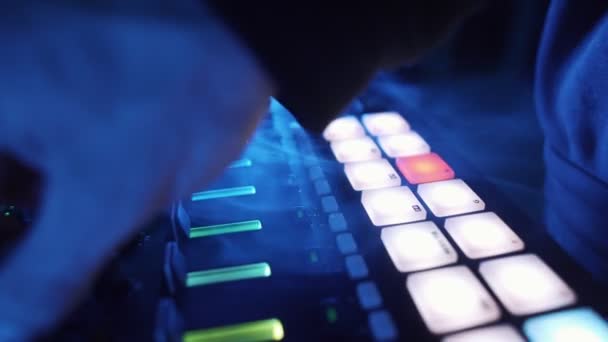 Profesjonalny DJ gra Beat Sampler z kolorowymi bębnami i próbkami w studio — Wideo stockowe