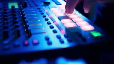 Profesyonel DJ, Stüdyoda Davul Pedleri ve Örnekleri ile Vuruyor