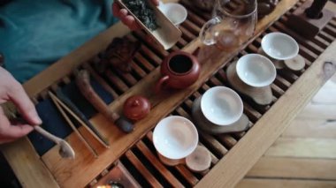 Çay Seremonisi için Gemide Geleneksel Çay Yapımı Mum Işığı Yumuşak Gün Işığı