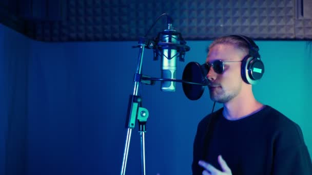 Il cantante rap maschile canta Hip Hop in Microfono. Canzone di creazione in studio di registrazione — Video Stock