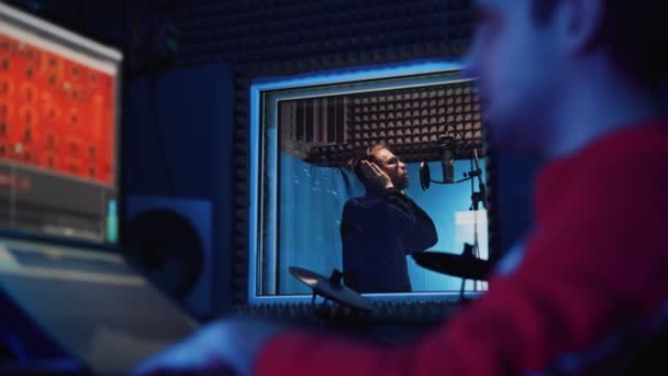 Macho Rap Cantante con Auriculares y Sonido Ingeniero están grabando una nueva canción — Vídeo de stock