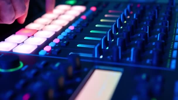 Professional DJがStudioでカラードラムパッドとサンプルを使用してビートサンプラーを再生 — ストック動画