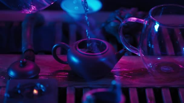 霓虹灯下茶道板传统茶具制作. — 图库视频影像