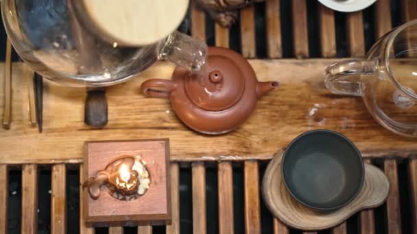 Tabla tradicional de té para la ceremonia del té a la luz de las velas Iluminación de día suave — Vídeo de stock