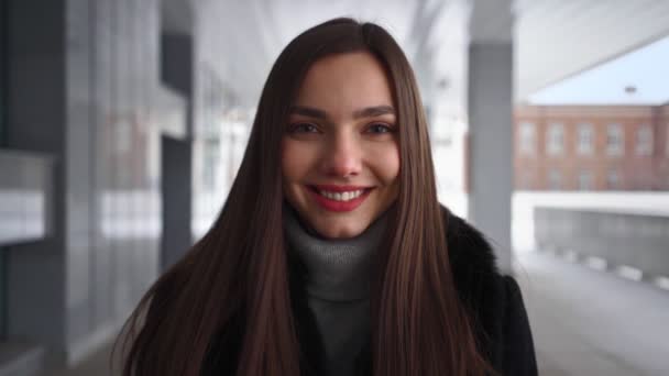 Mujer feliz sonriente bonita con sonrisa hermosa en la calle de la ciudad. Movimiento lento — Vídeos de Stock