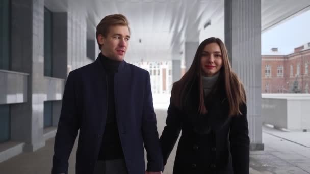 Pasangan bahagia yang Berjalan di Kota dekat Business Center. Pecinta Pria dan Wanita Senyum — Stok Video
