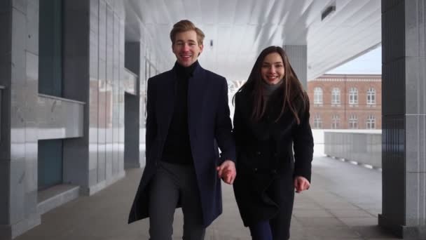 Happy Young Couple springen met geluk. Geliefden Man en vrouw Lachen — Stockvideo