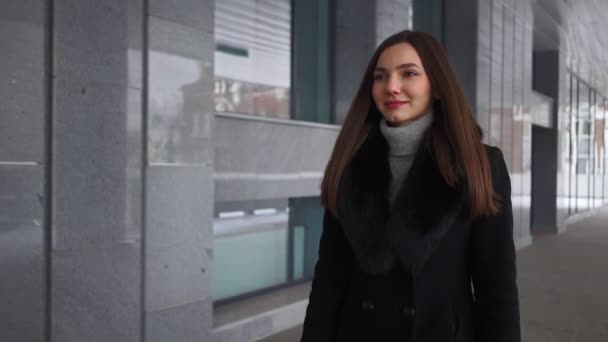 Hermosa mujer caminando por la ciudad feliz atractiva belleza natural chica sonriendo — Vídeo de stock