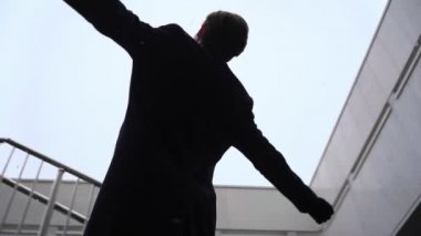 Elleri Kalkmış Başarılı İşadamı Kar yağışında Zaferini Kutluyor
