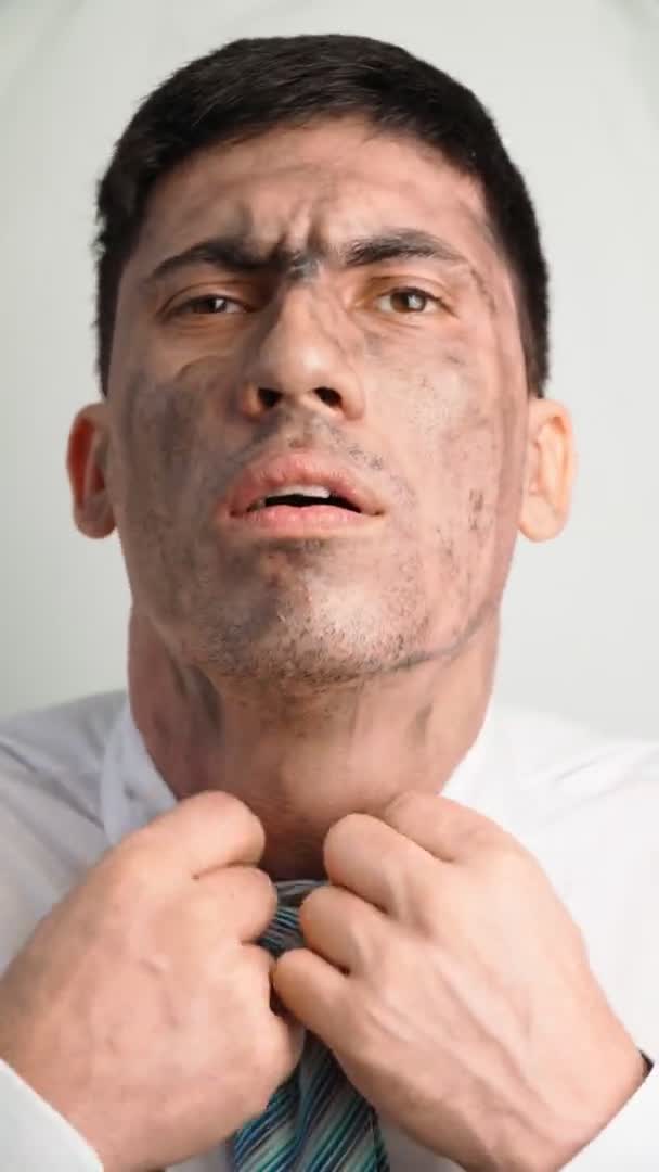 Портрет эмигранта парень с грязным лицом исправляет свою концепцию галстука и улыбки нищеты — стоковое видео