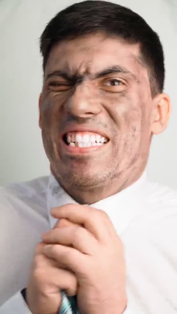 Förargad kille i vit tröja och slips med smutsigt ansikte klagar och missnöje — Stockvideo