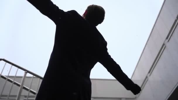 Uomo d'affari di successo con le mani alzate che celebra la sua vittoria durante la nevicata — Video Stock