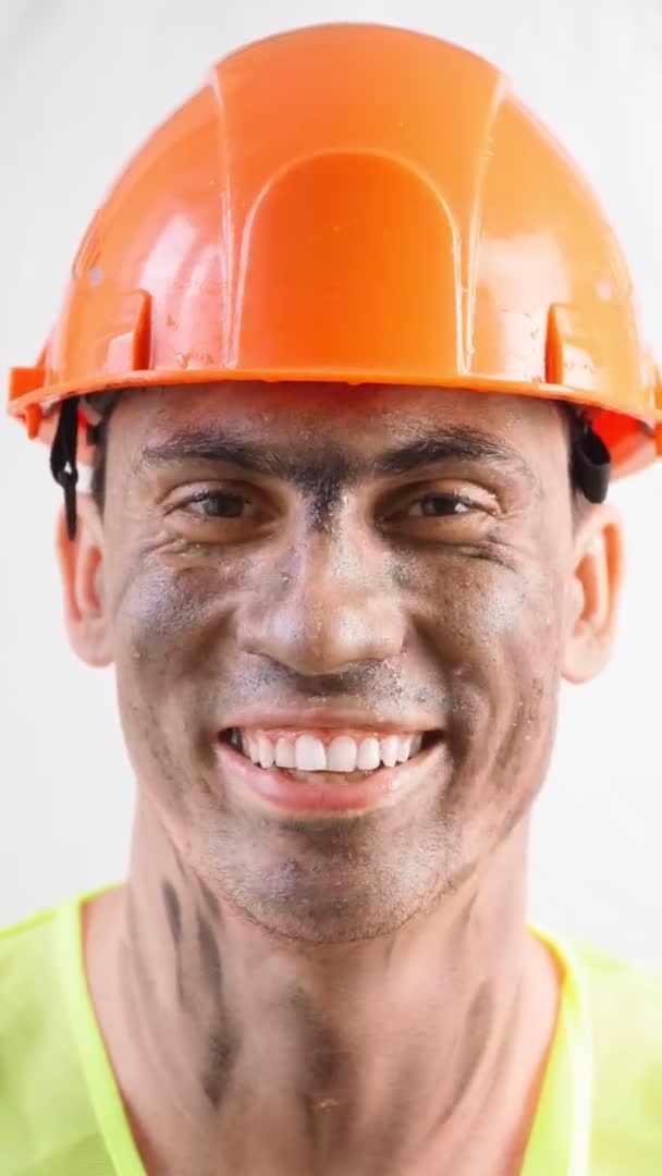Портрет Смешанный Race Guy с грязным лицом в работе Упорная шляпа Улыбается белоснежная улыбка — стоковое видео