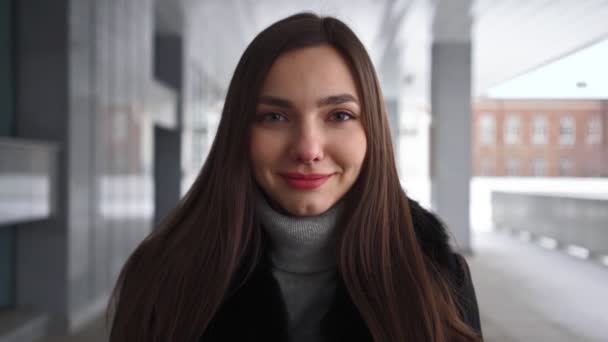 Portret van een mooie vrouw in City Street. Mooi meisje op zoek camera en glimlachen — Stockvideo