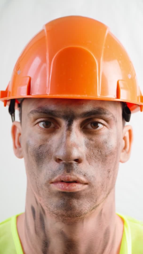 Portret Moed Gemengde Race Guy met Dirty Face in Work Hard Hat. Verticale video. — Stockvideo