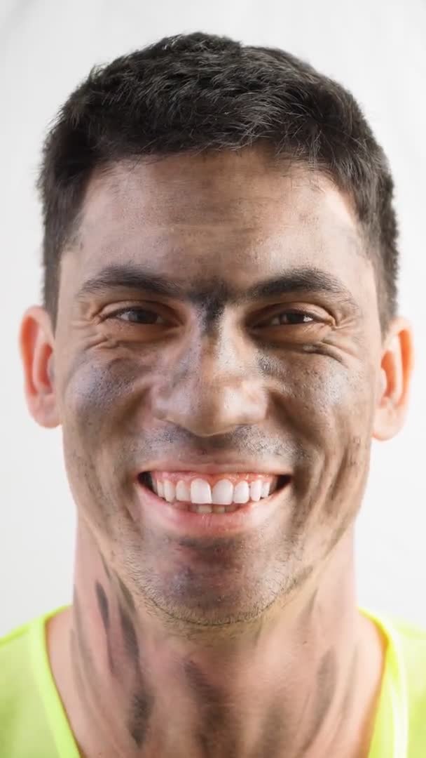 Mixed Race Guy with Dirty Face in Work Cape Sourit un sourire blanc neige à la caméra — Video