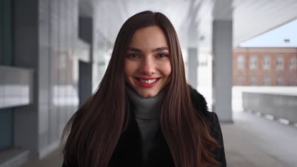 Portret van een mooie vrouw in City Street. Mooi meisje op zoek camera en glimlachen — Stockvideo