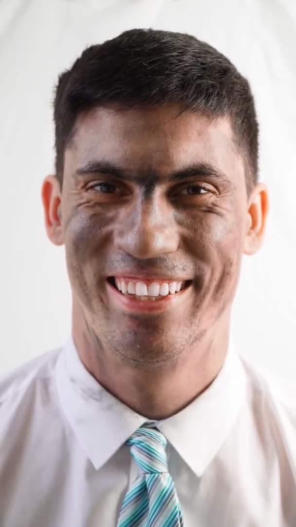 Mieszane Race Guy z brudnej twarzy w białej koszuli i krawat uśmiecha śnieżnobiały uśmiech — Wideo stockowe