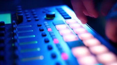 Profesyonel DJ, Stüdyoda Davul Pedleri ve Örnekleri ile Vuruyor