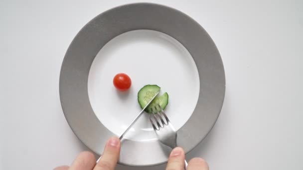 O homem na dieta come muito pouco tomate de pimentão e prato de pepino. Conceito emagrecimento — Vídeo de Stock