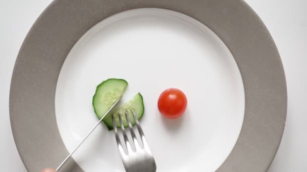 O homem na dieta come muito pouco tomate de pimentão e prato de pepino. Conceito emagrecimento — Vídeo de Stock