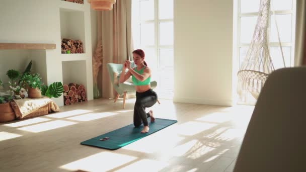 Mulher se exercitando em casa. Sporty Fit Girl envolvido em exercícios aeróbicos de fitness — Vídeo de Stock