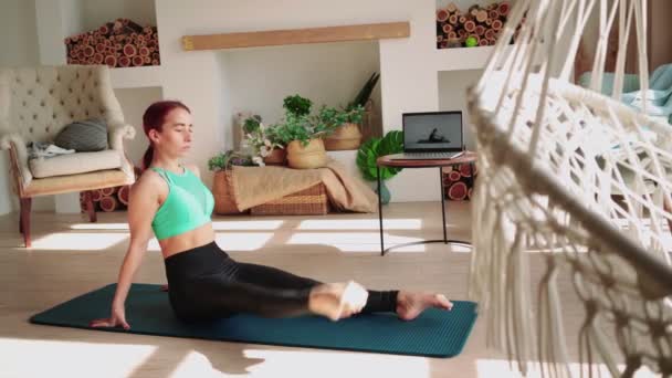Donna in abbigliamento sportivo facendo esercizi di fitness aiutare il suo istruttore online sul computer portatile — Video Stock