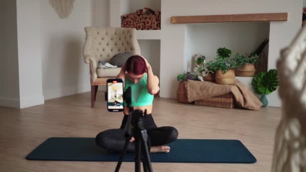 Fit Sports Woman filmando seu vídeo Fitness Blog on Mobile Phone. Aprendizagem Online — Vídeo de Stock
