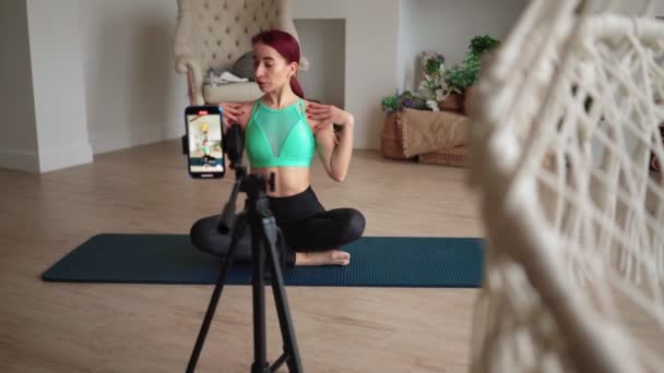 Fit Sport nő filmezés neki Fitness Video Blog mobiltelefonon. Online tanulás — Stock videók