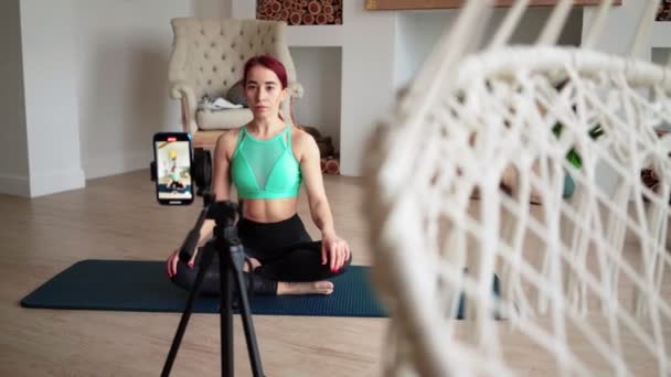 Online lärande och live streaming Kvinna bloggare fitness filma på telefon kamera — Stockvideo