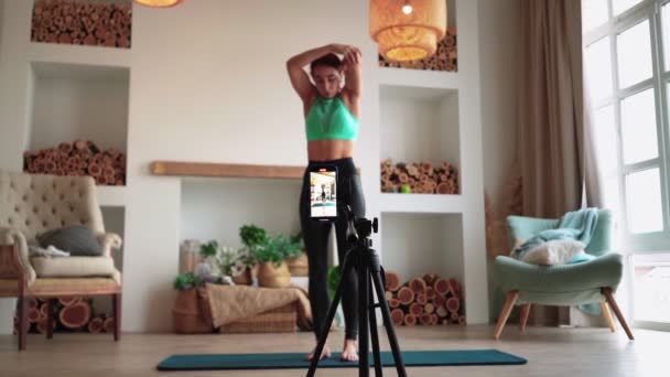 Online leren en live streamen Vrouwelijke blogger fitness filmen op telefoon camera — Stockvideo