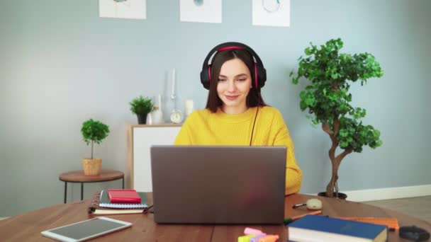 Mujer viendo lección en línea casa. Chica estudiante mira portátil. Formación a distancia — Vídeo de stock