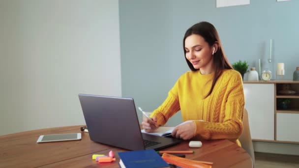 Flicka student pratar online via webbkameran Använda videosamtal med lärare. E-lärande — Stockvideo