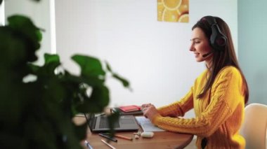 Kız öğrenci internette konuşuyor. Webcam üzerinden öğretmenle görüntülü konuşma yapıyor. E- Öğrenme