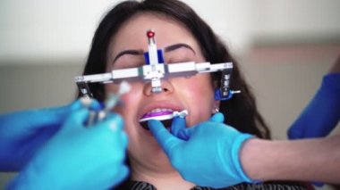Tıbbi Eldiven Dişçisinin Diş Kliniğindeki Özel Araç Muayenesi Hastası