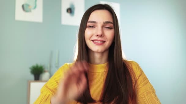 노란 스웨터를 입고 웃고 웹캠을 통해 팔 로워 들 과 수다를 떨고 있는 행복 한 여성 — 비디오